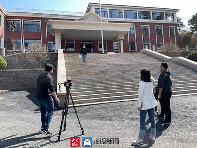 電影《支教島&middot;春風》攝制組走進青島啟迪中學!預計今年與觀眾見面